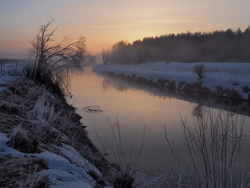 Река изменяется в разные времена года. Как уводь изменяется в разные времена года. Уводь деревня камешковский. Как уводь изменяется в разные времена года. Река уводь ивановская область зимой.