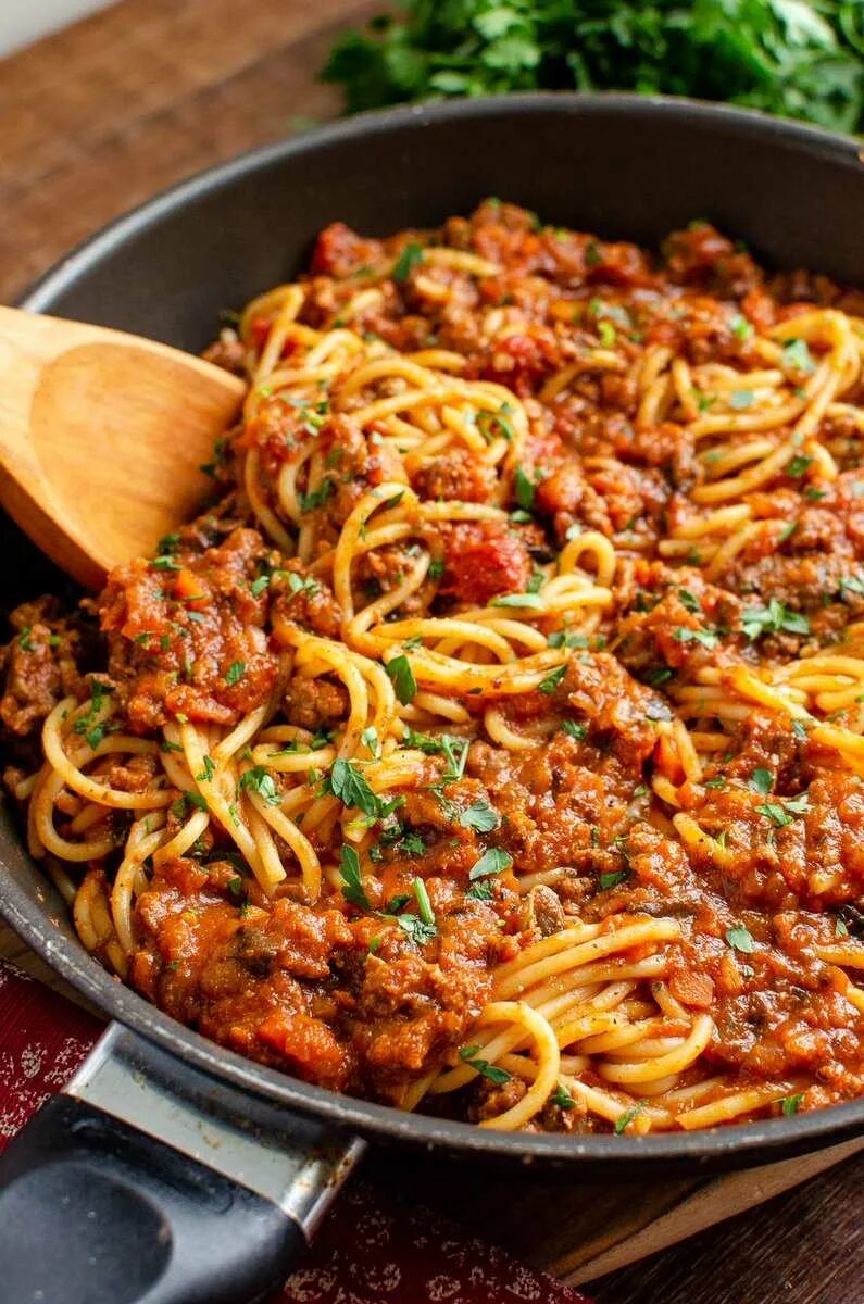 Спагетти с фаршем в соусе болоньезе. Мафальдине болоньезе. Spaghetti bolognese. Спагетти с соусом Болонез. Тальолини болоньезе.