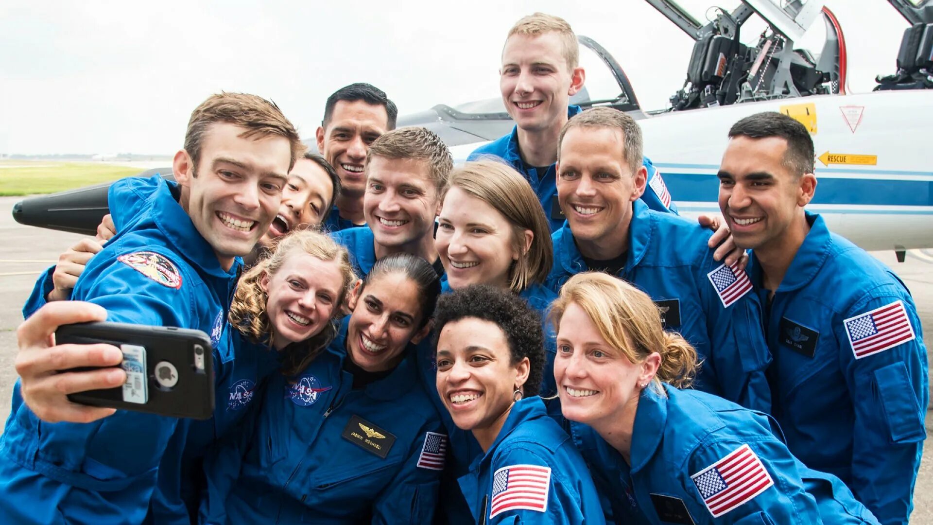 Работники НАСА радуются. НАСА дети работники. Космонавты группа. НАСА политика.