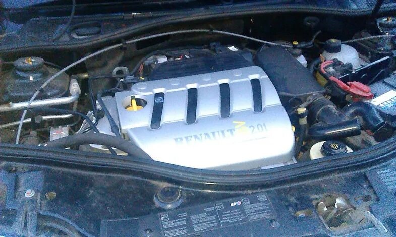 Дастер 3 цилиндр. Renault 82 00 080 989. крышка двигателя рено дастер 2.0. декоративная крышка двс рено дастер 2.0. крышка декоративная рено 2.0 двигателя.