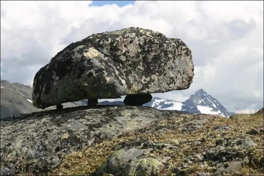 Камни в мурманске. Сейды кольского полуострова. Сейды кольского полуострова. Сейд вороний камень мурманск. Камни в мурманске.