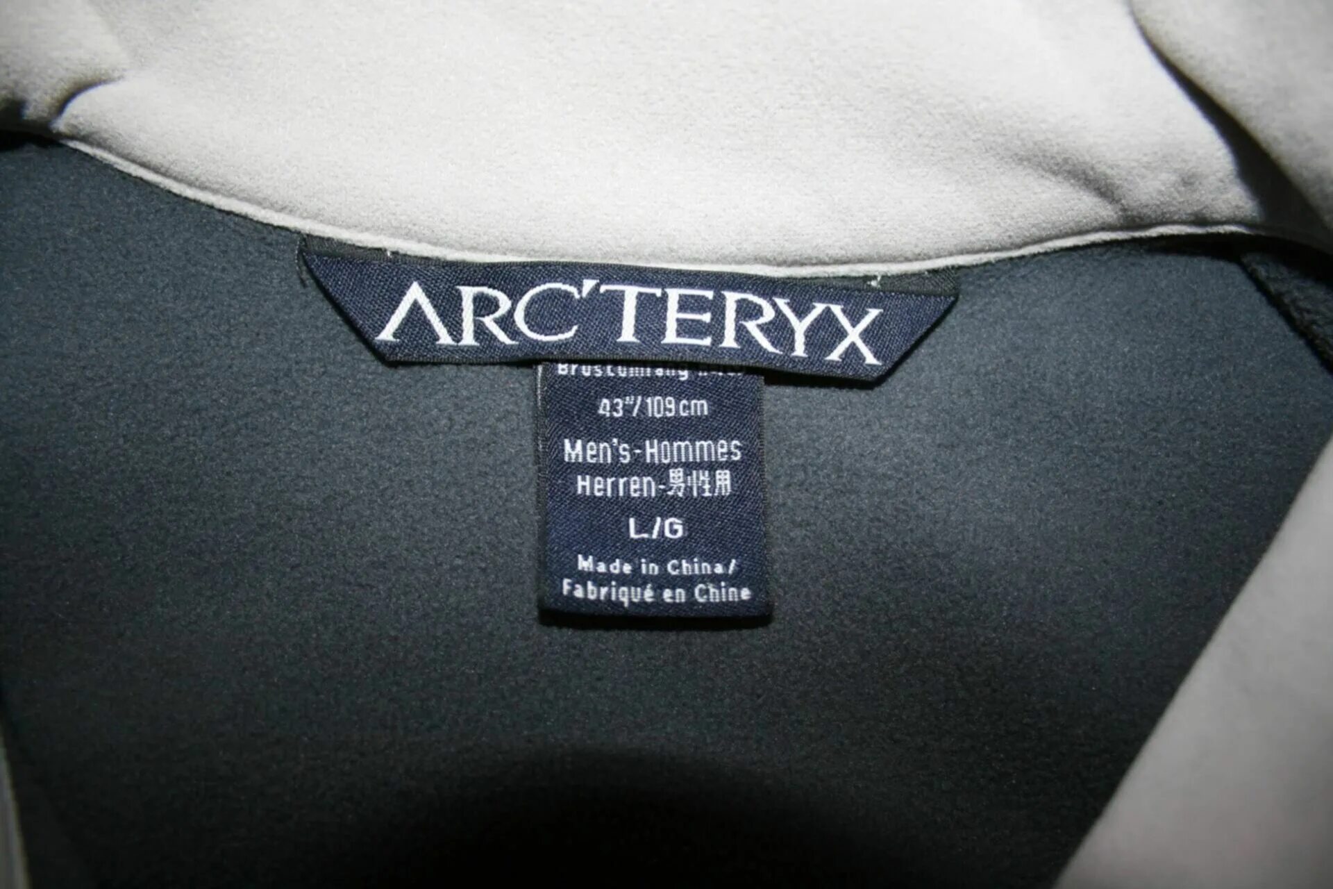 Arcteryx бирки оригинал. Arc'teryx бирка. Arcteryx верхняя бирка оригинал. Оригинальные бирки. Возврат без бирки