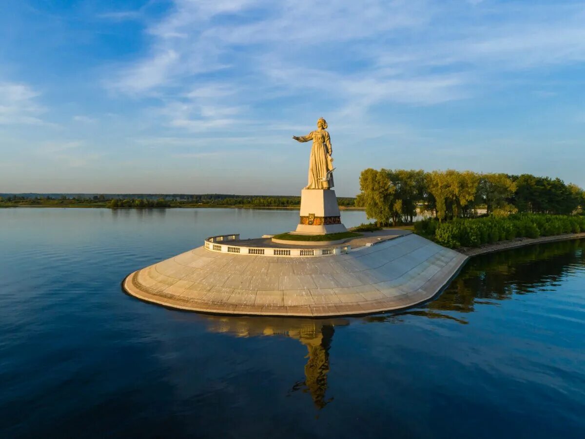 Монумент волга-мать в рыбинске. Волга мать памятник в рыбинске. Памятники на берегу волги. Памятники на берегу волги. Монумент волга-мать в рыбинске.