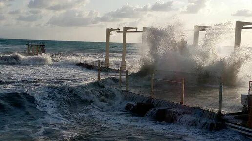 Почему закрыли море. Море в Сочи сейчас. Пляж в Сочи сейчас. Пляжи Сочи 2023. Сочи пляж стена.