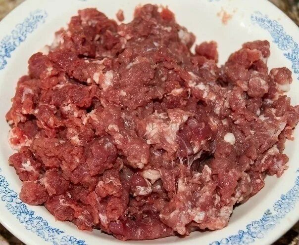 Хинкали грузинские. В хинкали фарш или рубленное мясо. Хинкали из фарша говядины. Хинкали кафе хинкальная. Лобиани хинкали.