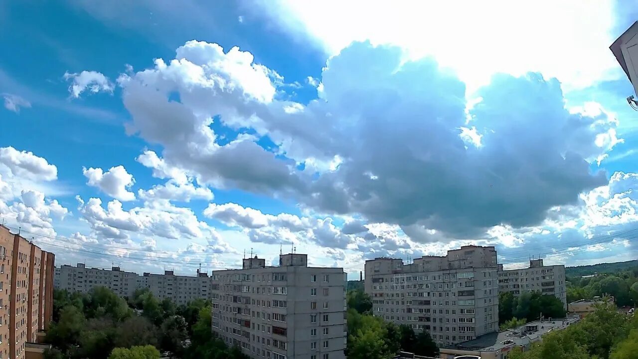 Город в облаках. Облака над городом. Облака над домом. Тучи над панельными домами.