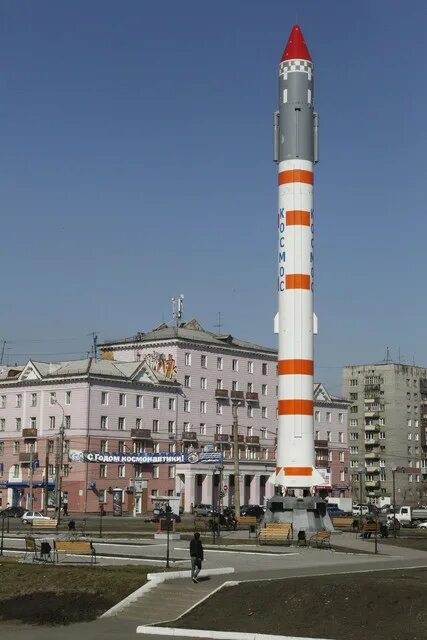 Ракета сибгау красноярск. Ракета в красноярске памятник. Памятная стела «ракета-носитель «космос-3» красноярск. Ракета в красноярске памятник. Ракета космос 3м омск.
