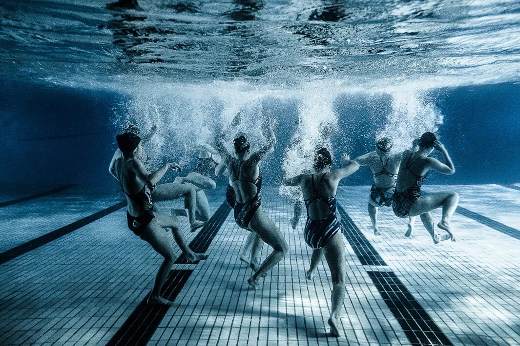 плавание девушки. бассейн под водой. фотосессия в воде в бассейне. фотосессия под водой. в бассейне под водой установлен динамик.