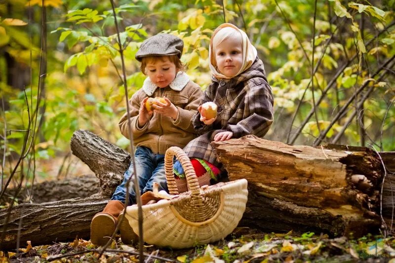 Детская фотосессия на природе. Дети с корзинками в лесу. Дети собирают грибы. Мальчик в лесу с корзинкой.