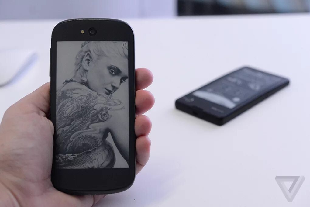 E ink смартфон. YOTAPHONE 2023. Смартфон с электронными чернилами. Смартфон с чернильным экраном.