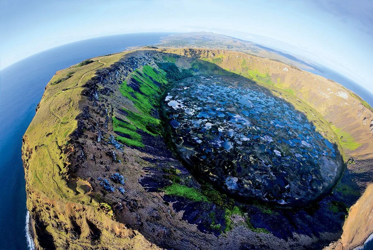 Самое большое море на земле. Остров Пасхи Чили. Остров Пасхи Чили фото. Рапануи вулканический остров. Остров Пасхи Чили вулканический.