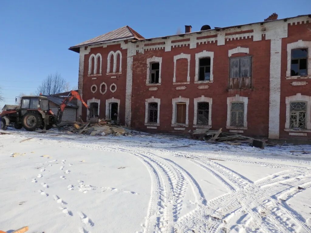 Реставрация великого новгорода. Купеческий клуб Окуловка. Здание купеческого клуба Окуловка. Окуловка Великий Новгород. Здание клуба в Окуловке.