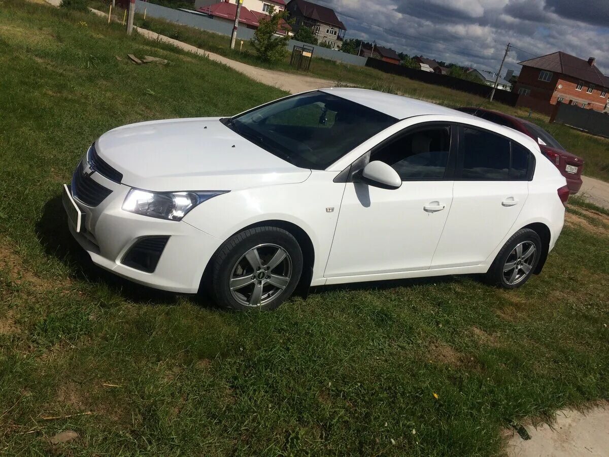 Шевроле Круз хэтчбек белый 2013. Шевроле белая хэтчбек. Chevrolet Cruze 1 Рестайлинг хэтчбек. Шевроле Круз белый перламутр. Шевроле хэтчбек 2013