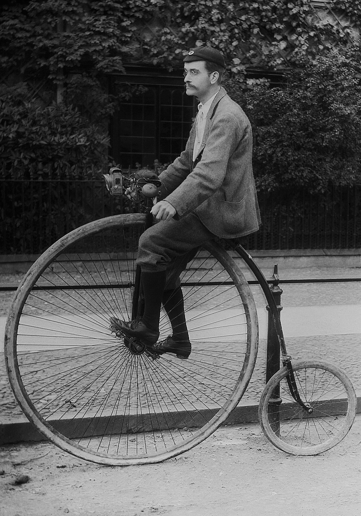 Высокий велик. Велосипед пенни фартинг 19 века. Джеймс фартинг. Старый велосипед. Ретро велосипед.