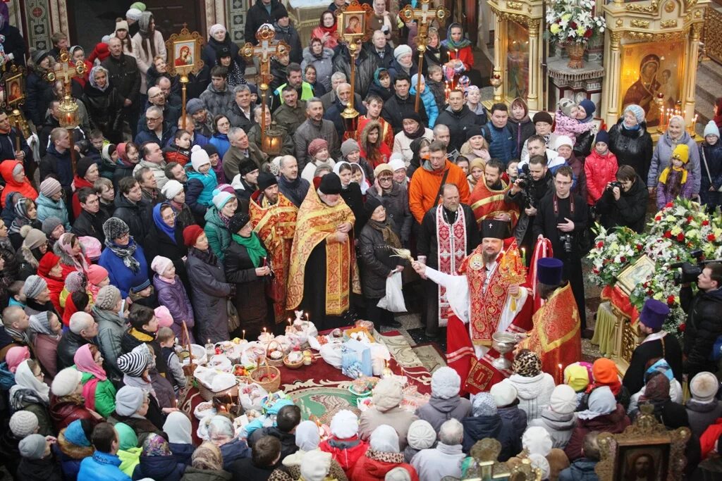 Когда отмечают пасху православные. Пасха храм. Празднование Пасхи в России. Пасха отмечают. Пасха это русский праздник.