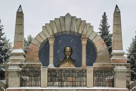 Памятник мавзолей