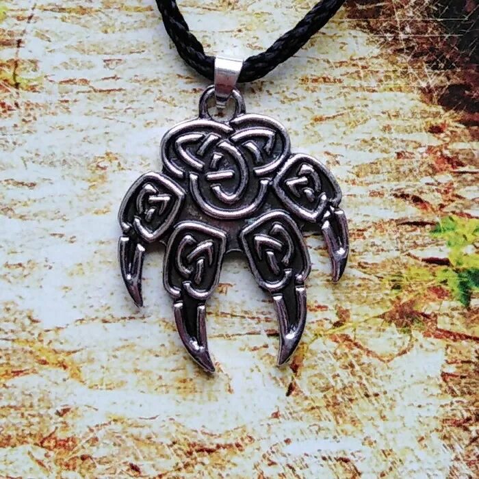 Амулет лапа велеса. Волчья лапа значение. Оберег велеса медвежья лапа. Лапа велеса тату. Велес символ лапа волка.