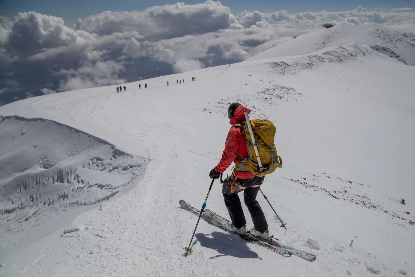Эльбрус спуск. Спуск на лыжах с Эльбруса. Восхождение с лыжами. Спуск с Эльбруса. Эльбрус на лыжах с вершины.