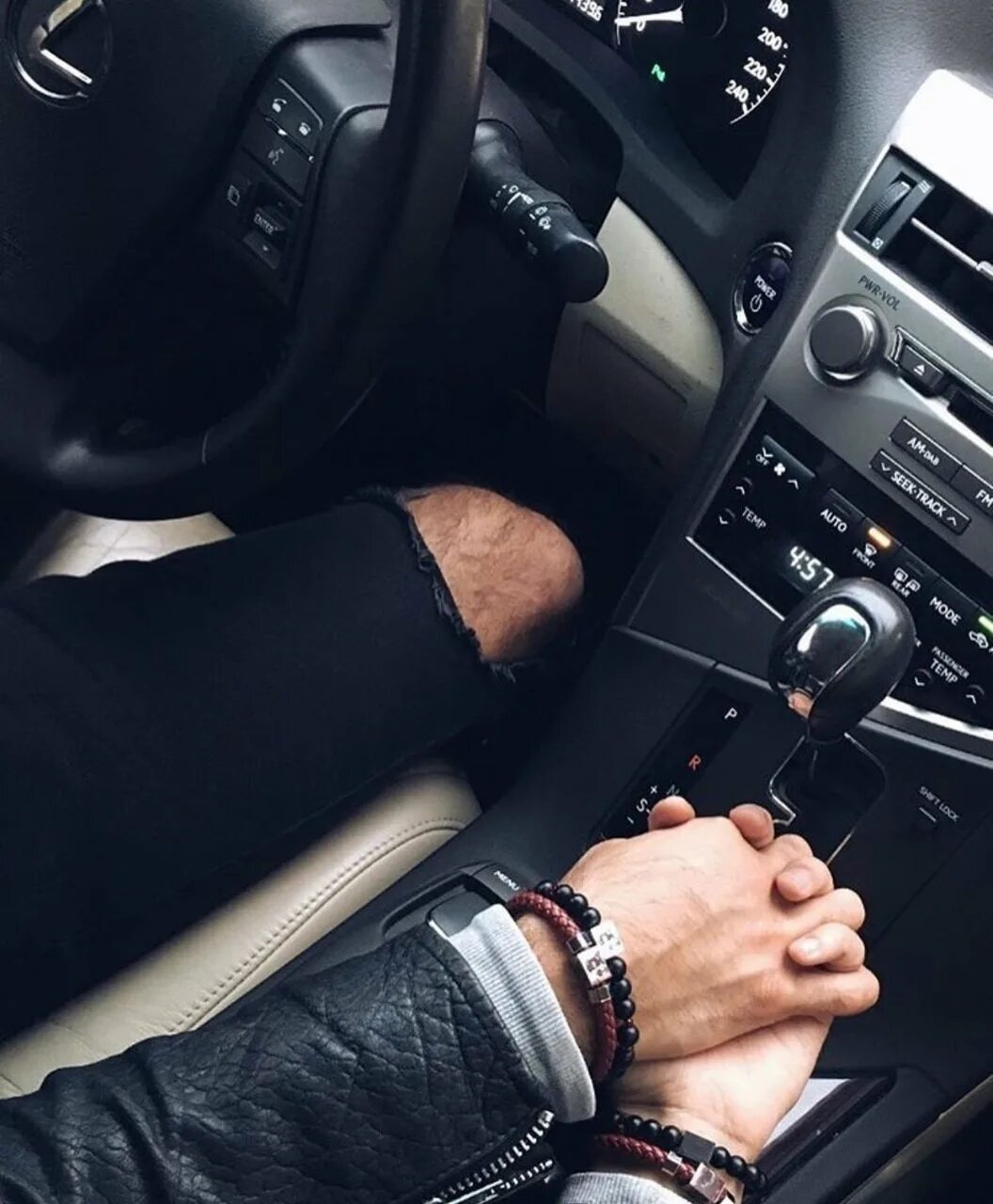 Парень с девушкой в машине. Держаться за руки в машине. Звук положил руку. Женская рука в мужской руке. Держит за руку.