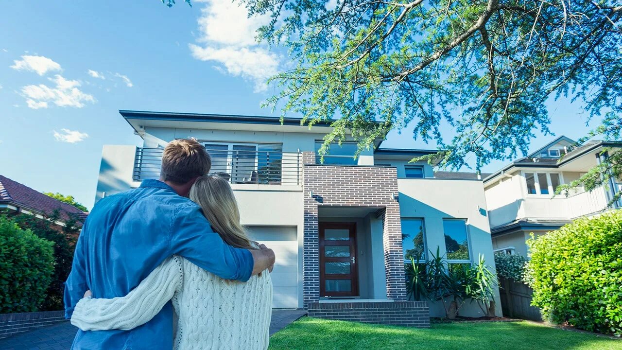 Переезд. Человек в интерьере. Мужчина в новой квартире. Ипотека оранжевый. This is our new house.