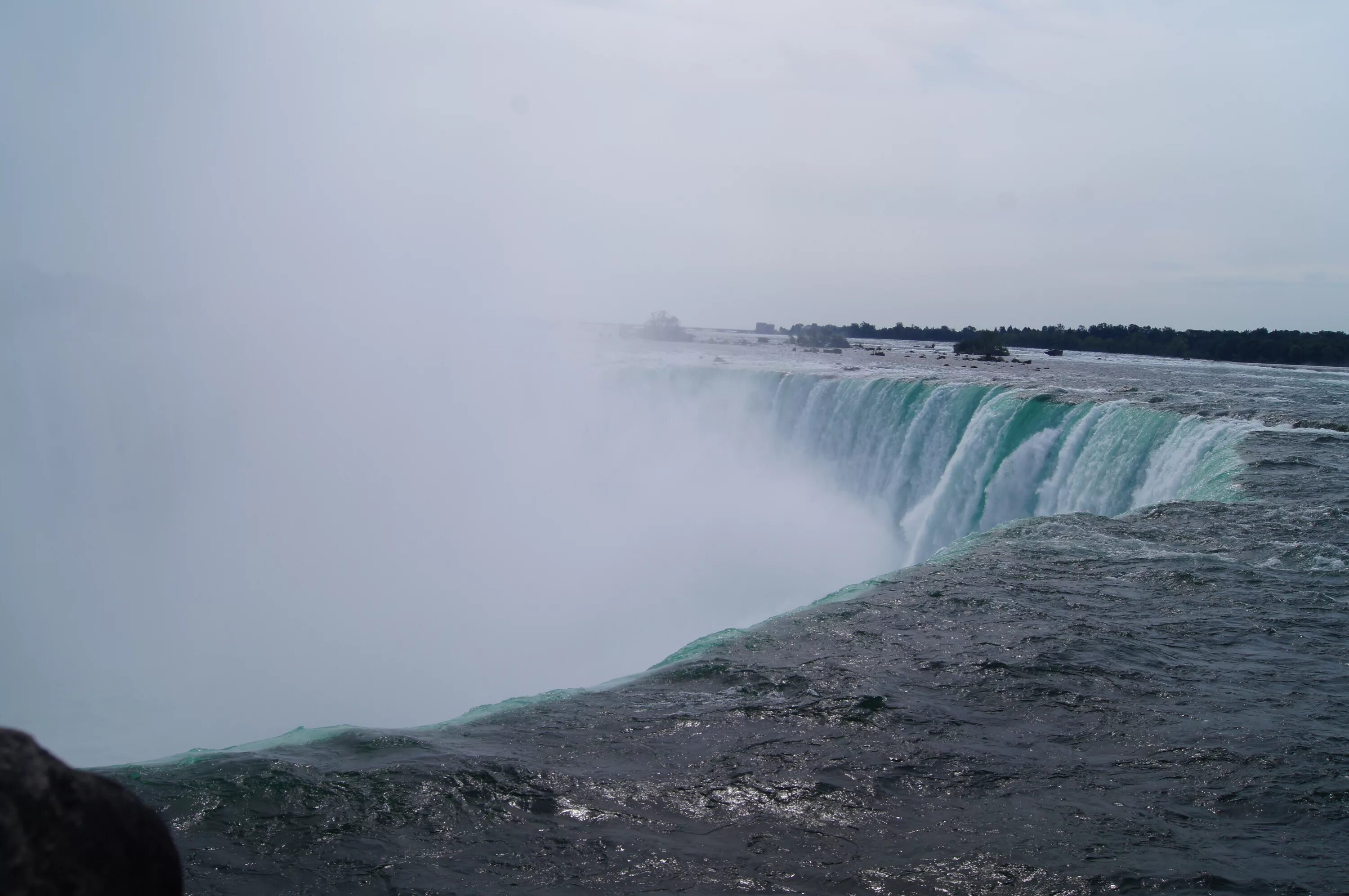 Мои океаны мои водопады если будет. Ниагарский водопад спуск. Осуижский водопад Онтарио. Ниагарский водопад HD. Водопад в океане.
