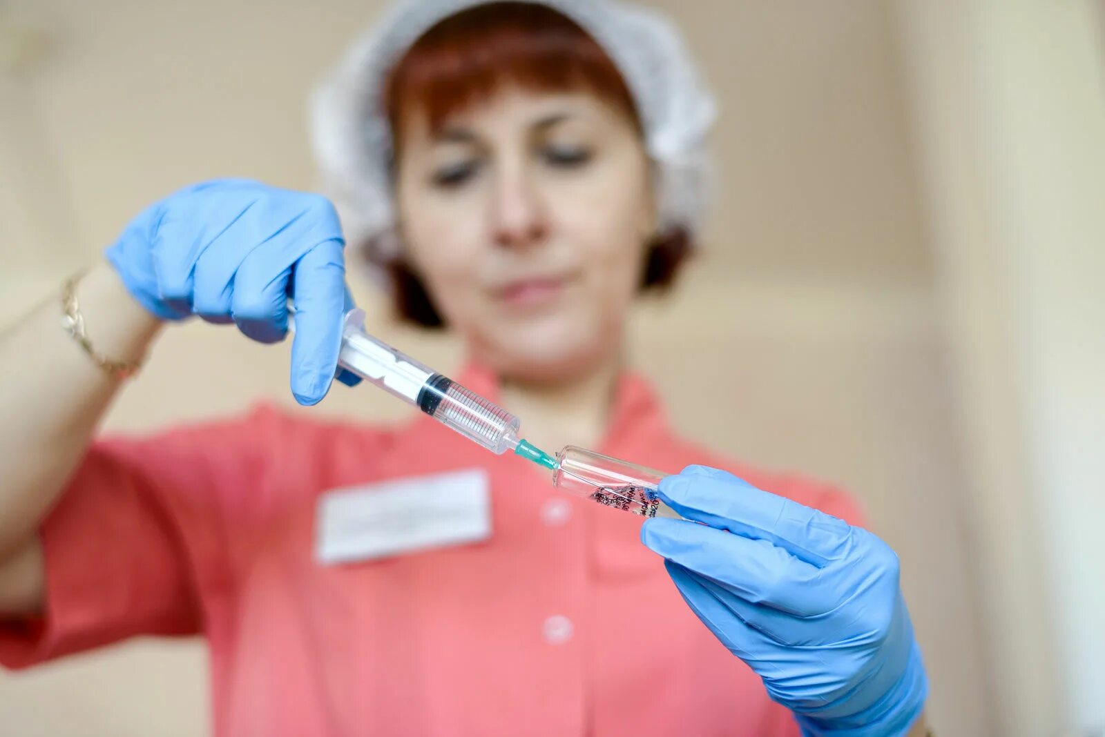 медсестра со шприцом. где медсестра делает уколы. где медсестра делает уколы. бабы на операционном столе. медсестры делают мне укол.