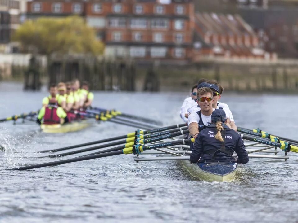 Лодочная регата оксфорд кембридж. Оксфорд кембридж регата. the oxford and cambridge boat race. oxford and cambridge rowing race. гребля в британии.