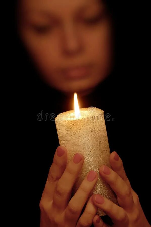 Горящая свеча в руках. Девушка со свечой. Свечи искра сочи. Видео свечка женщинам. Зажженная свеча в руках.