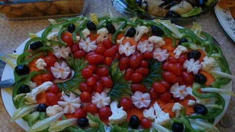 Украсить салат овощами