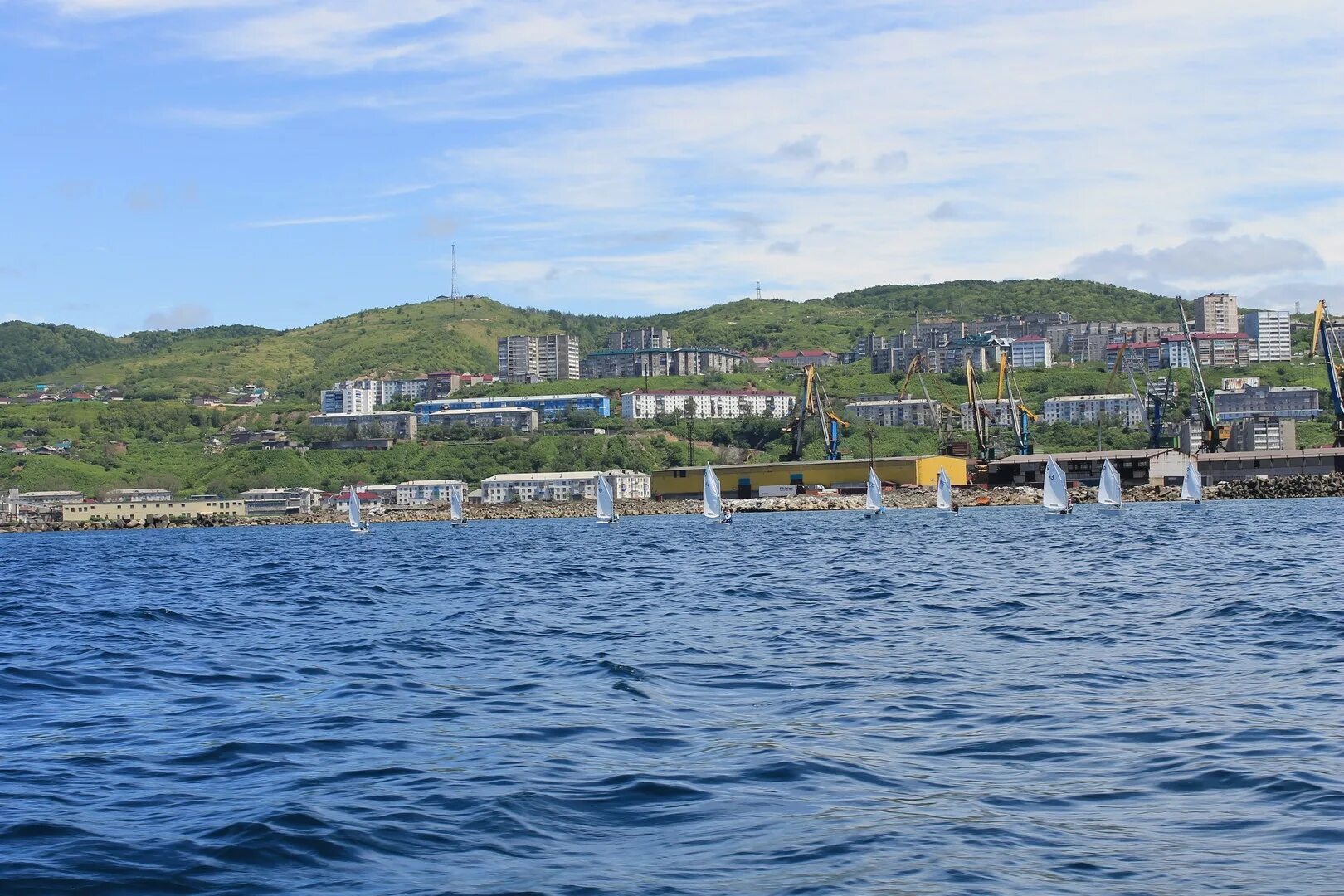 Вода холмск. Сахалин холмск зима. Море холмске на сахалине. Океан холмска. Приморский холмск.