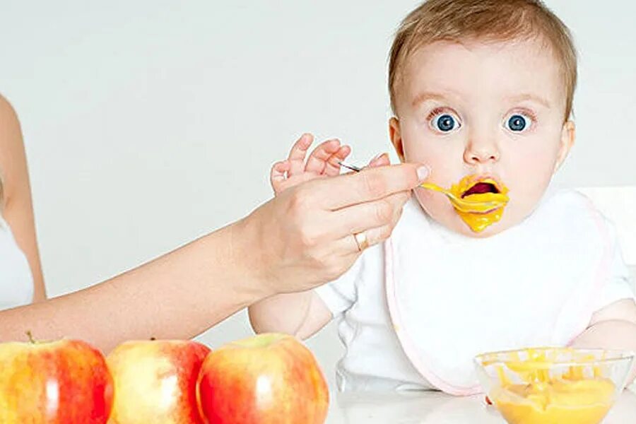 1 ребенок есть. Детское питание. Питание детей первого года. Ребенок ест пюре. Еда для новорожденных.