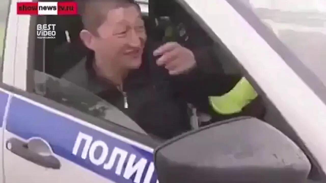 Налей до краев слетели тапочки ремикс. Тапочки слетели. две тапочки слетели. тапочки слетели мем. обе тапочки слетели прикол.