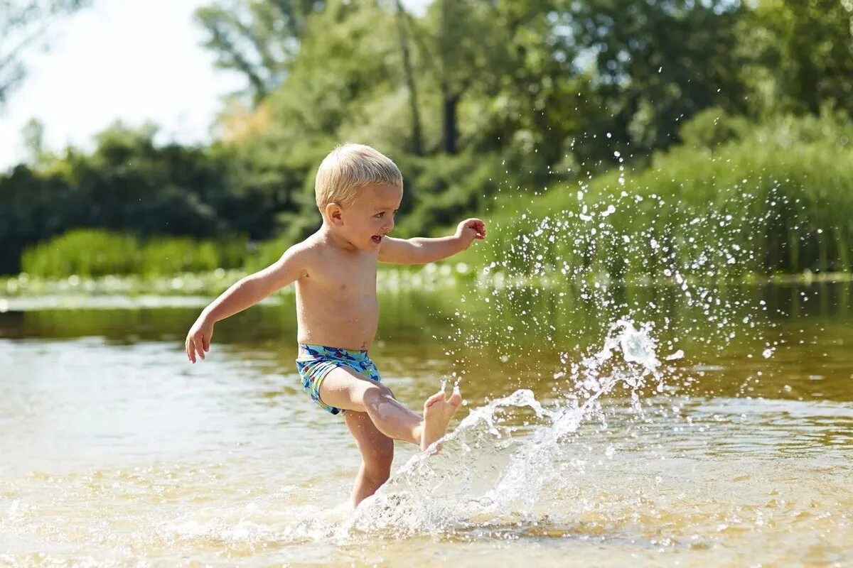 Купание. Дети купаются в реке. Дети на озере. Лето купание. Летом на речке.