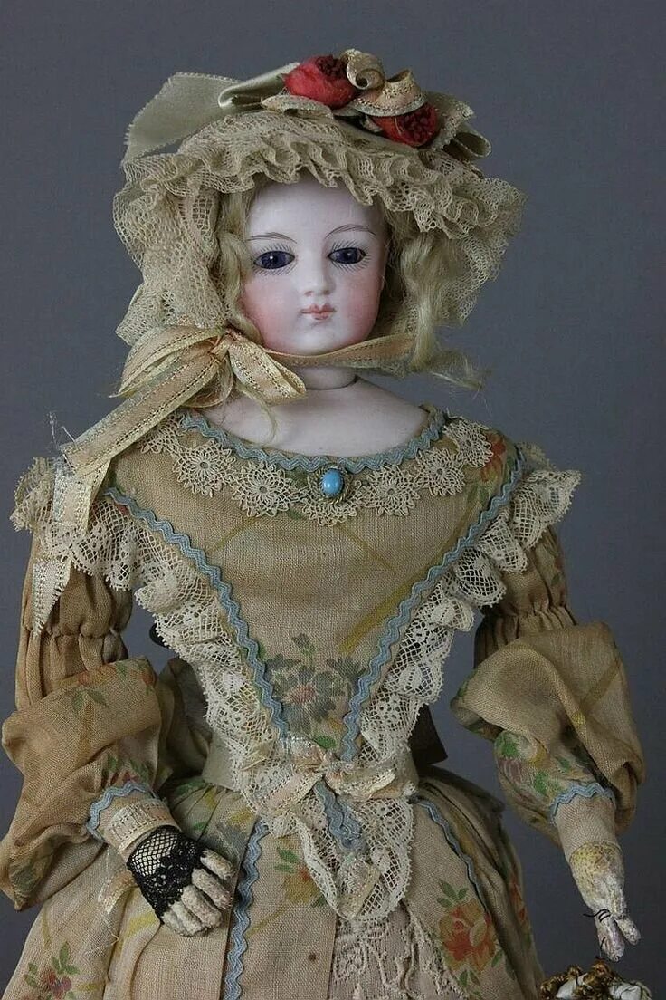 Старая куколка. Старинные фарфоровые куклы 19 века. Кукла фарфоровая. Винтажные фарфоровые куклы. Кукла фарфоровая Винтажная.
