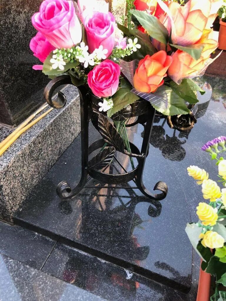 Кованая ваза для цветов на кладбище. Вазы на кладбище. Кованые вазы на кладбище. Ваза кованная на кладбище. Кованая ваза на могилу.