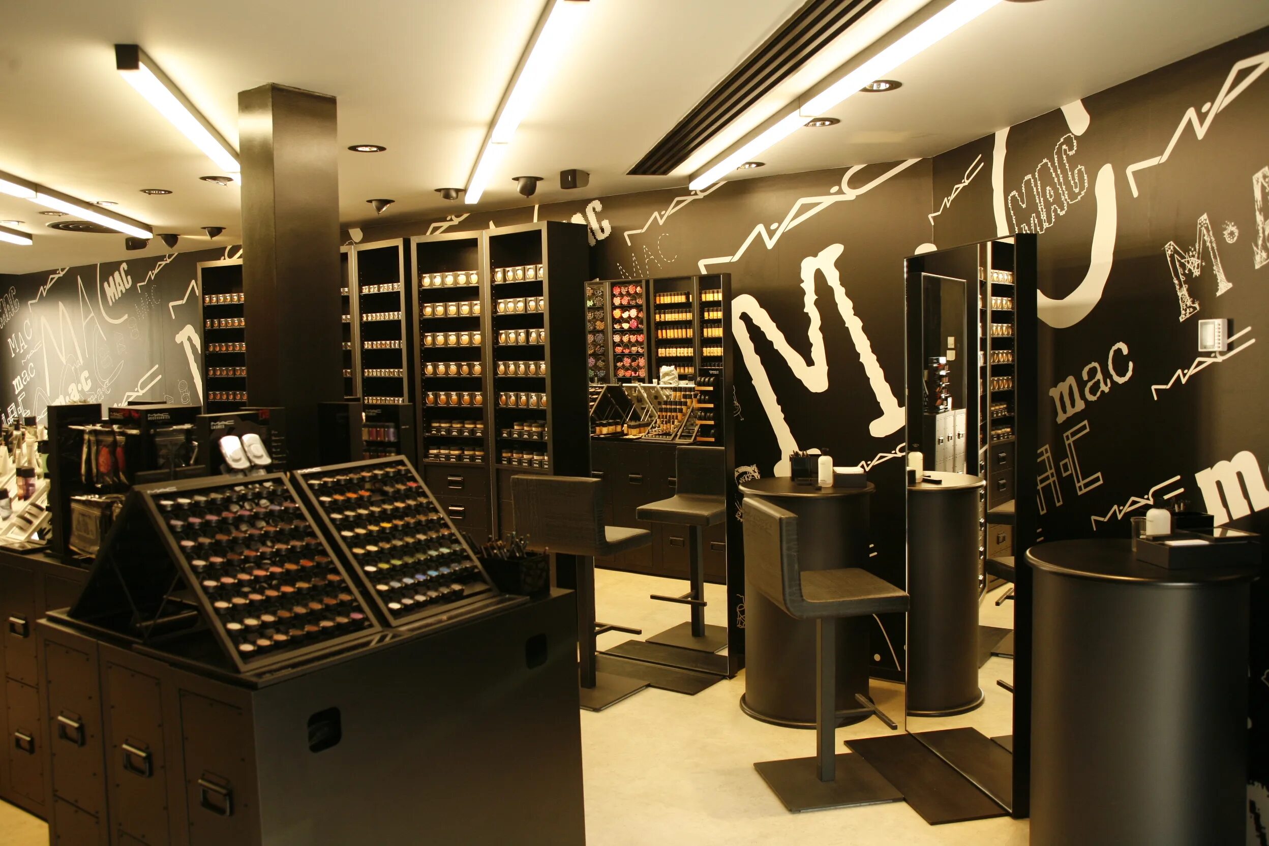 Make it store. Mac магазин. Интерьер магазина косметики. Косметика Мак. Mac магазин косметики.