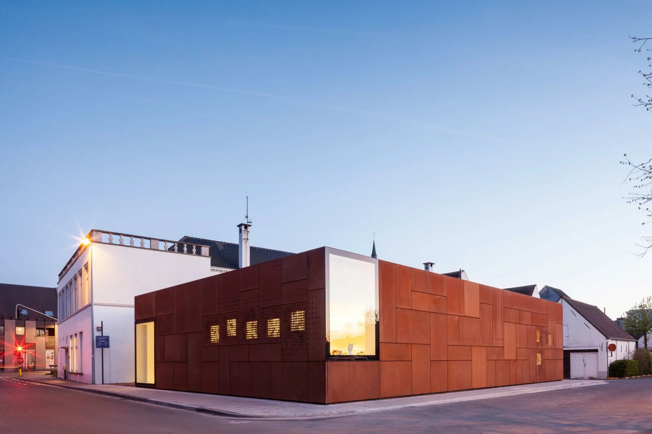 Building sound. Институт звука и изображения хилверсюм нидерланды. Изолирующие панели для студии auralex. Building sounds. Steel structure.