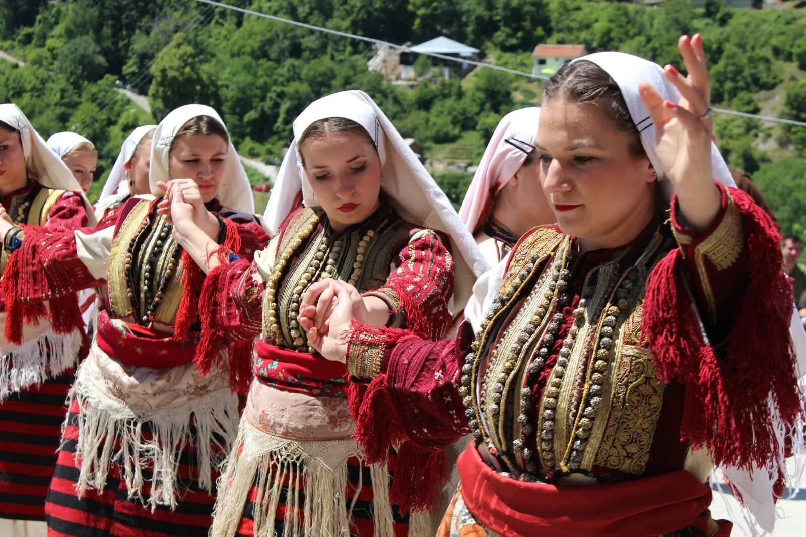 Национальная одежда латышей. Черногорцы хорваты, сербы. Белград национальный костюм сербия. Православные народы балкан. Православные народы балкан.