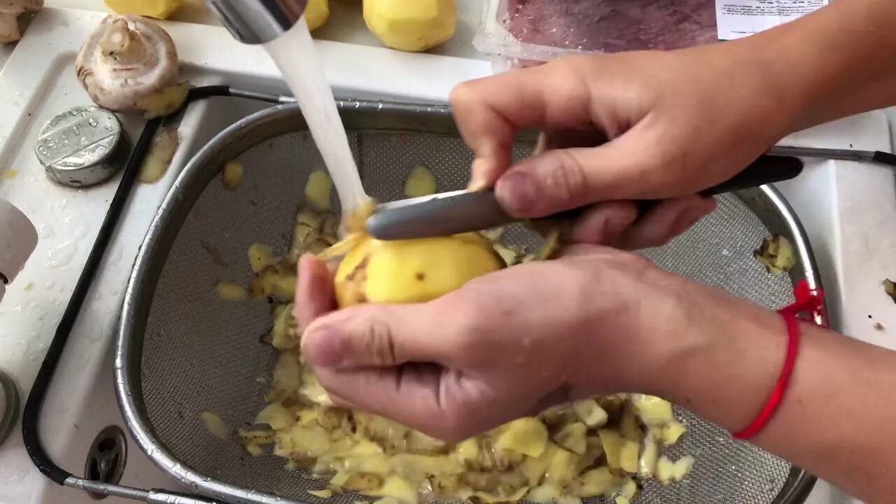 Как не чистить картошку. Очистка картофеля. чистить картошку. чистка картофеля овощечисткой. чистка запеченной картошки.