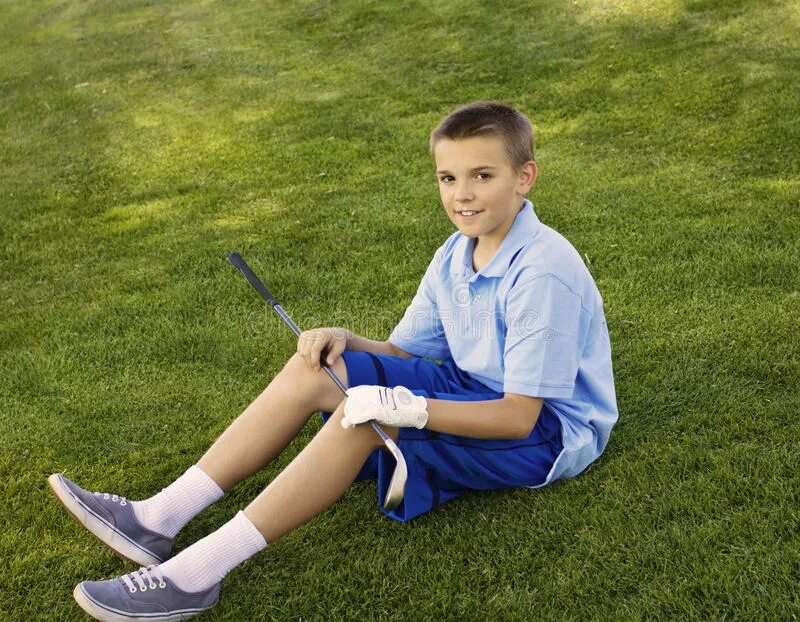 Ноги мальчиков 9 лет. Мальчик в белых гольфах. Мальчики в гольфах. Мальчик в носках. Ноги мальчика.