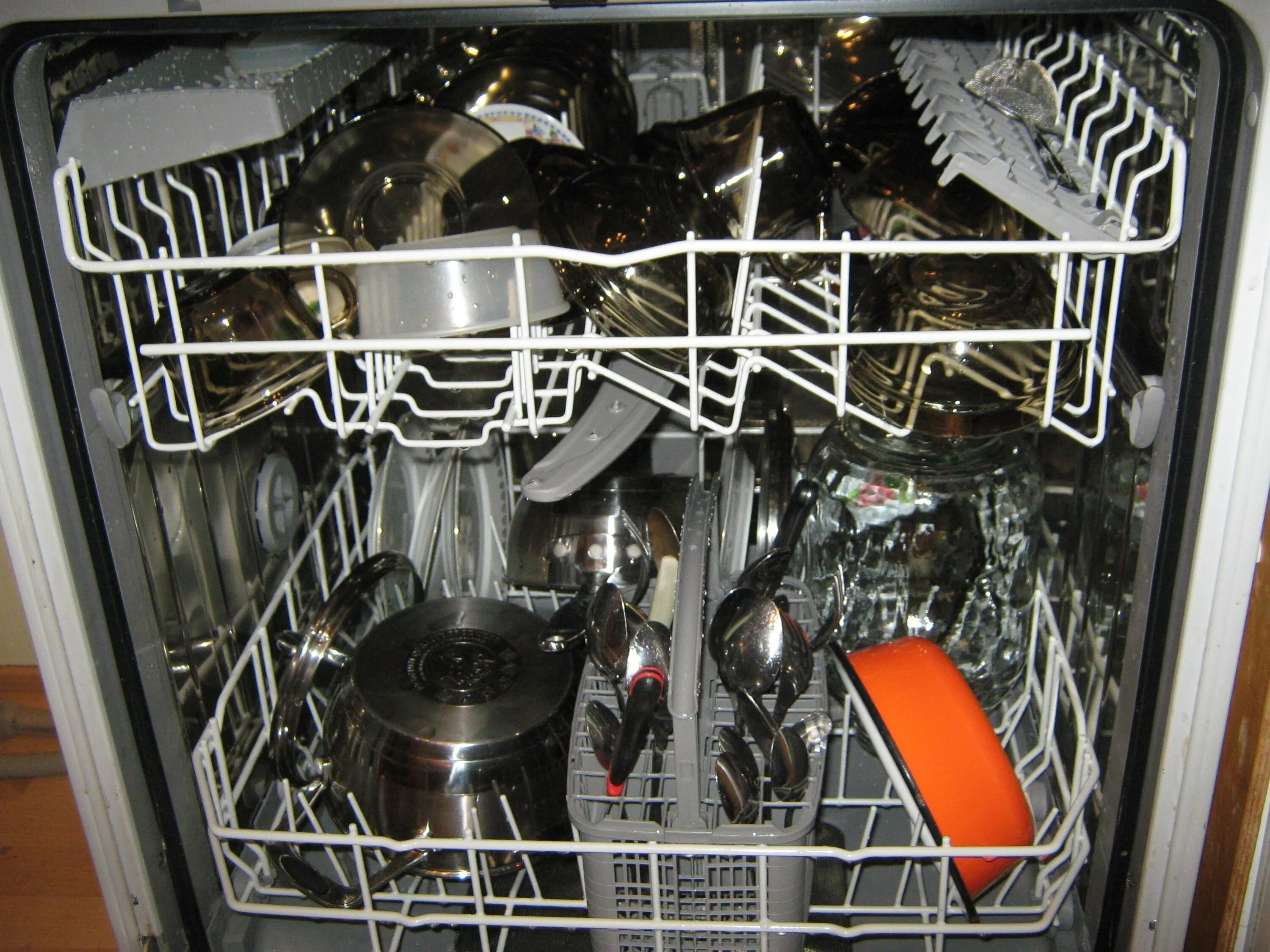 Загрузка посудомоечной машины Электролюкс 60. Размещение посуды в посудомоечной машине Bosch 60. Посудомойка бош загрузка посуды. Правильная загрузка посудомоечной машины Bosch 45 см.
