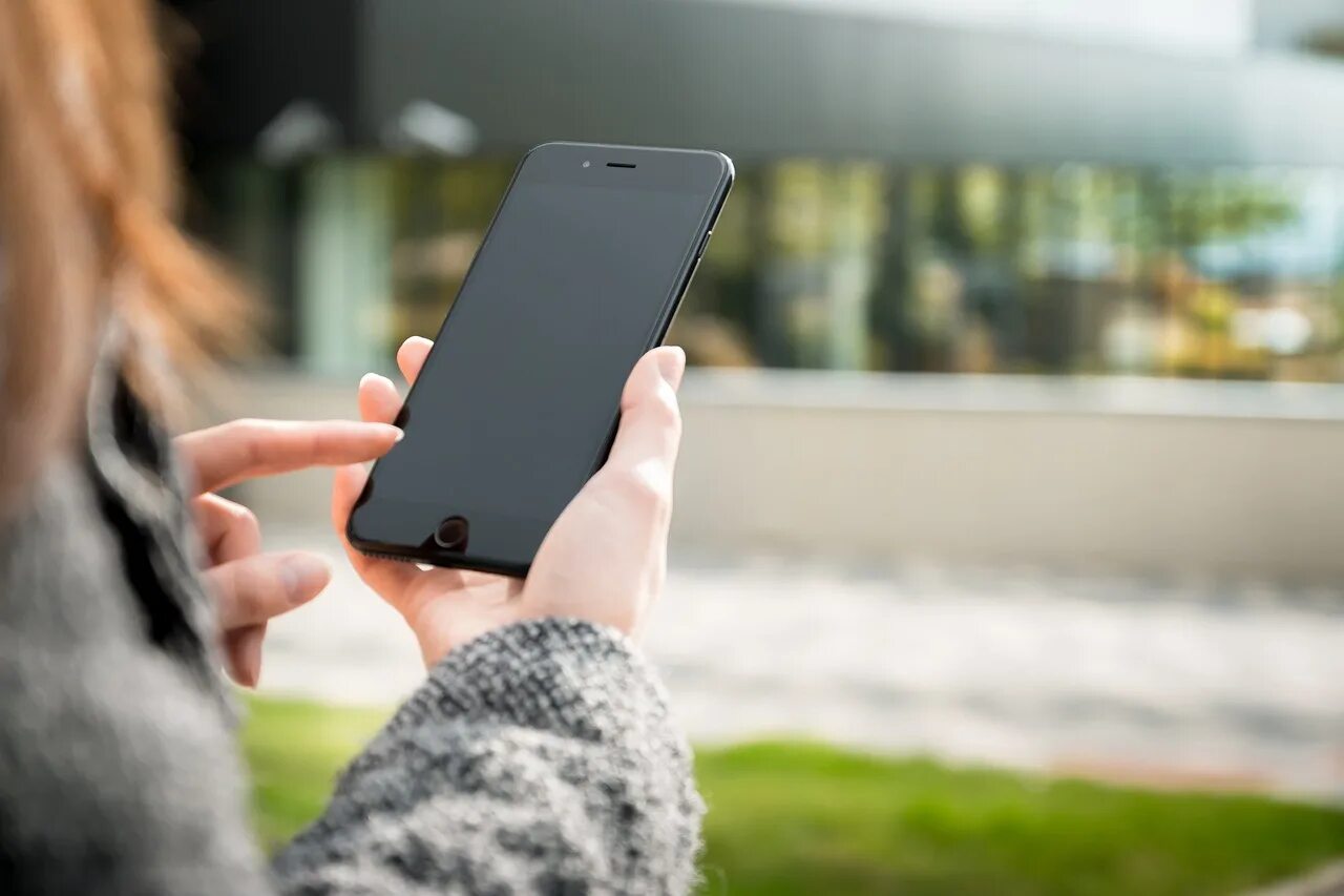 Мобильный телефон помощник. Смартфон (smartphone). Девушка со смартфоном. Роботизация звонков. Модная одежда.
