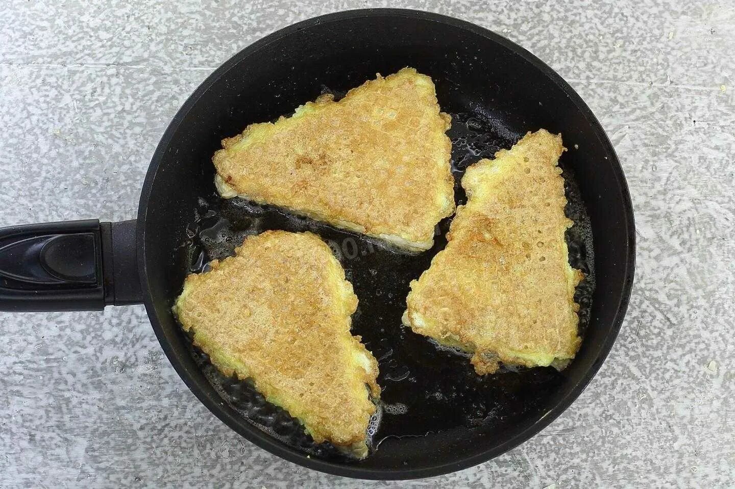 Вафельные коржи на сковороде рецепт. Котлеты в вафельных коржах. Вафельные коржи на сковороде рецепт. Из вафельных коржей с фаршем рецепт на сковороде. Вафельные коржи с фаршем на сковороде.