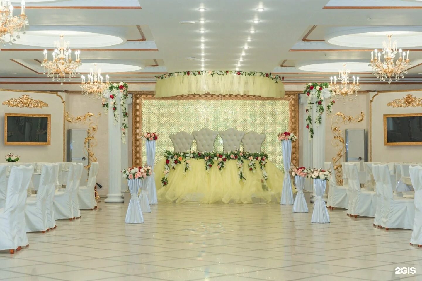 Пикадилья черкесск. Ресторан август черкесск. Ресторан империя нальчик чернышевского. Рестораны черкесска. Кабинки в ресторане.