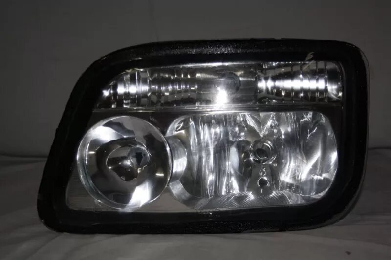 фары грузовика. фары грузовой. фары на грузовики стайл. фары грузовика. диодные фары хелла.