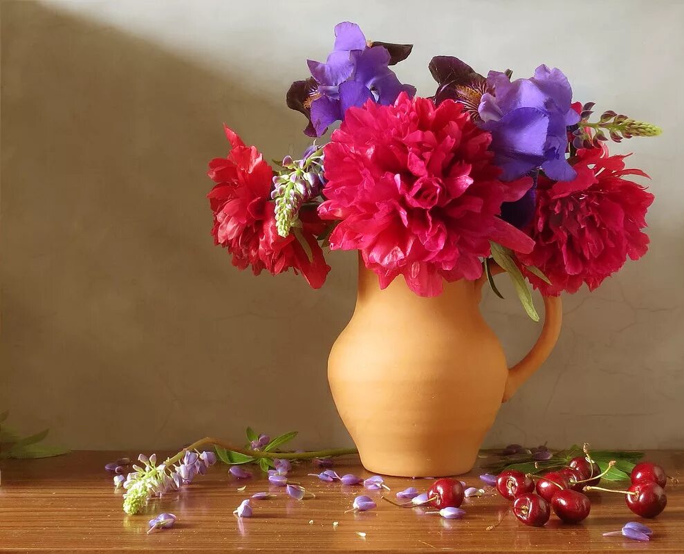 Графин с цветами. Натюрморт с посудой. Букет в кувшине. Стеклянные предметы. Маккензи чайлдс кувшин.