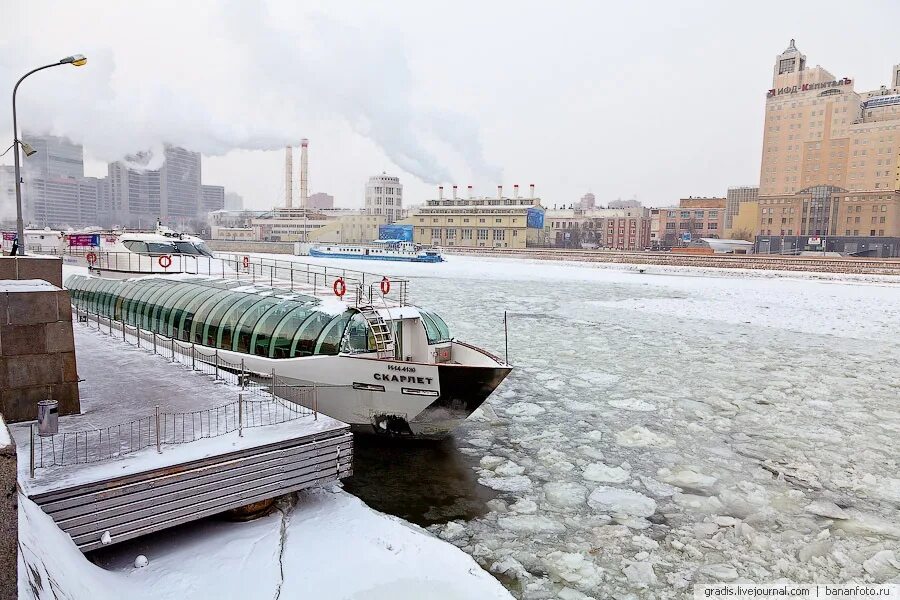 Рэдиссон теплоход Москва зима. Рэдиссон зимой по Москва реке. Рэдиссон флотилия зимой Москва. Зима в Москве Яуза.