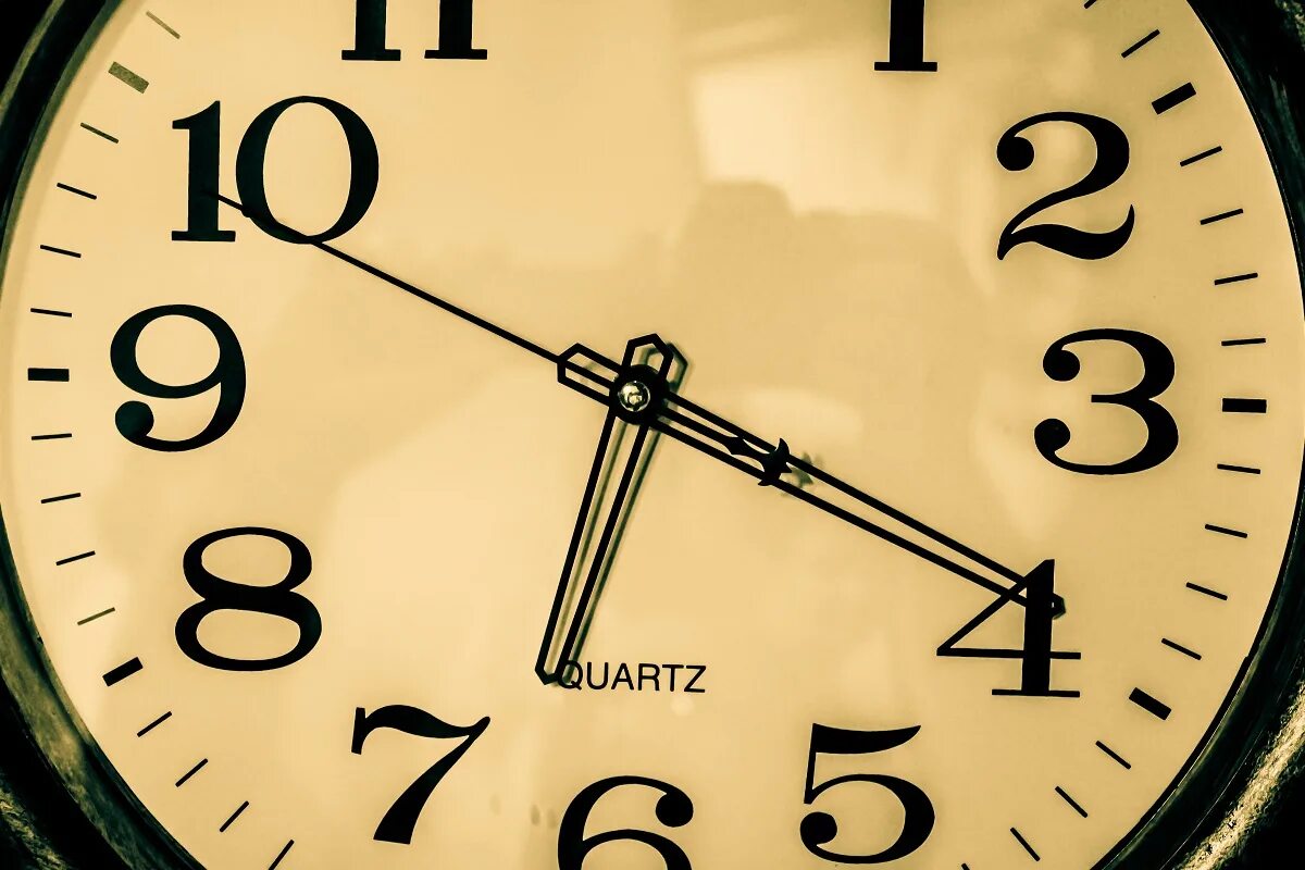 Цього часу. Часы картинка. Часы 18 часов. Картинка с часами и временем. Стол "часы".