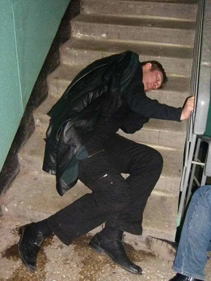 Подъезд чуваки. Пьяный парень в подъезде.