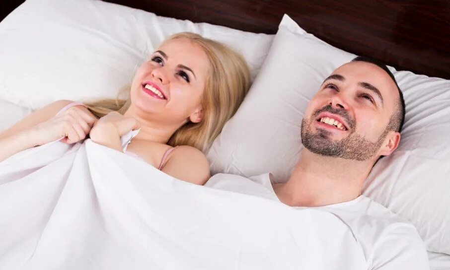 Оргазм с разговорами. Довольная женщина в постели. Удовлетворение в постели. Наслаждение в постели. Довольный мужчина в постели.